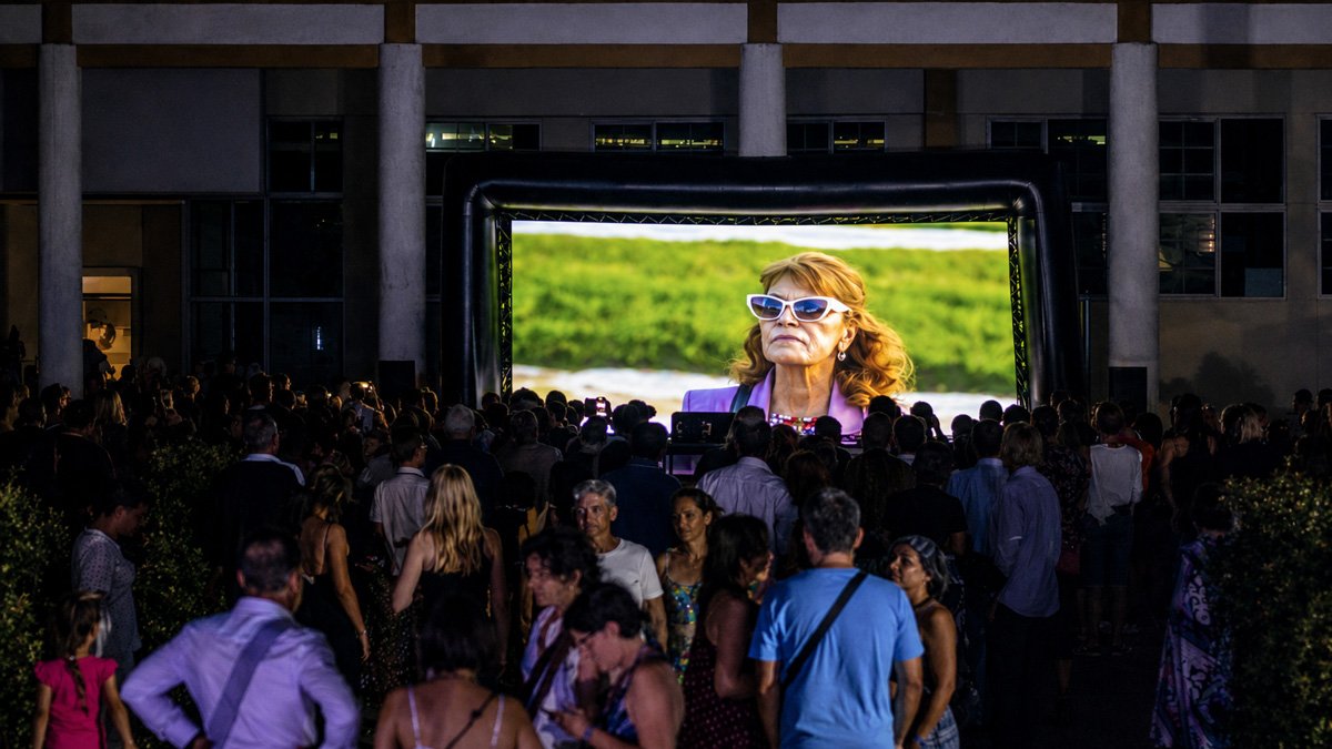 Proyección al aire libre del Festival de Cine Pobre de Gibara durante un apagón en Holguín