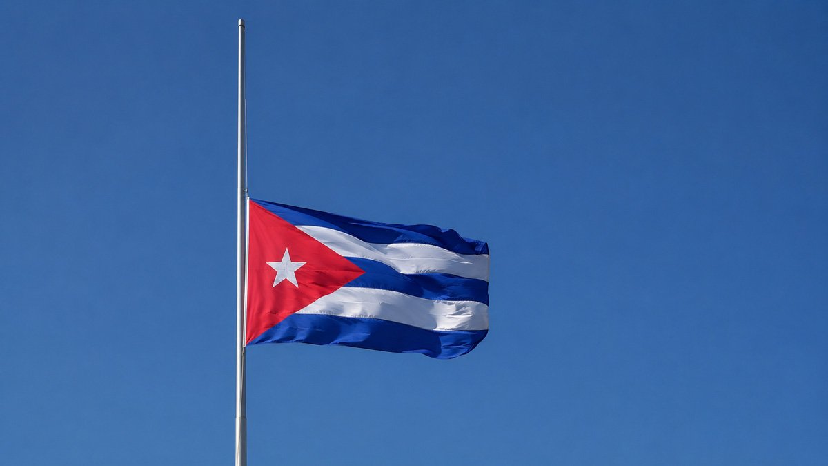 Bandera cubana a media asta ondeando sobre un cielo azul Bandera cubana a media asta ondeando sobre un cielo azul