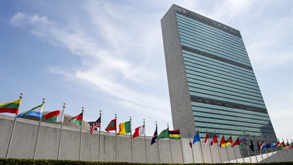 Salón de la Asamblea General de la ONU con las banderas de Cuba y Estados Unidos durante el debate sobre el bloqueo a Cuba