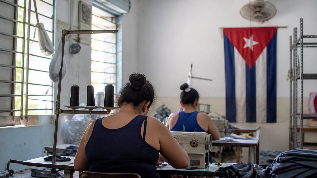 Trabajadores cubanos en un centro laboral en Cuba, símbolo de los cambios del nuevo Código del Trabajo y la Ley 189