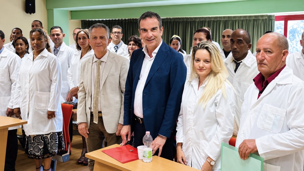 Roberto Occhiuto junto a médicos cubanos de la brigada sanitaria en Calabria, Italia, en el centro de la investigación europea sobre la CSMC