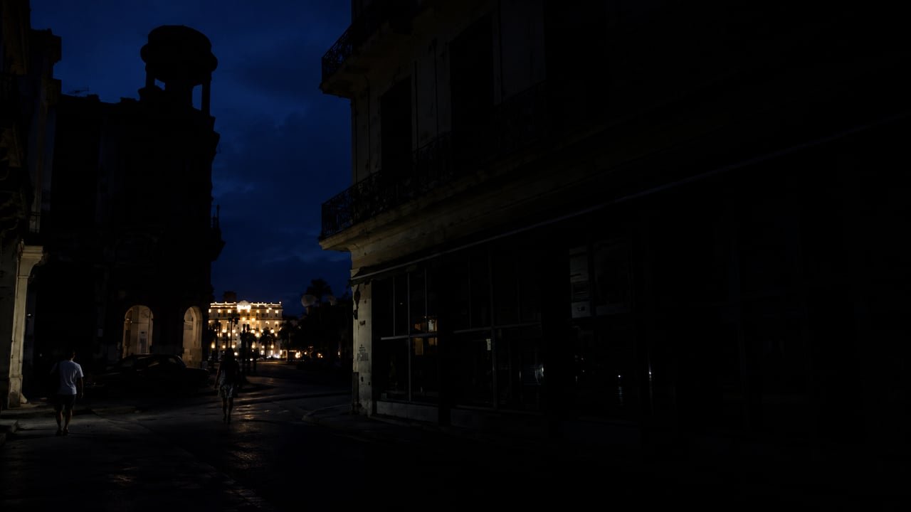 Calle residencial de La Habana a oscuras durante el apagón total del sistema eléctrico de Cuba