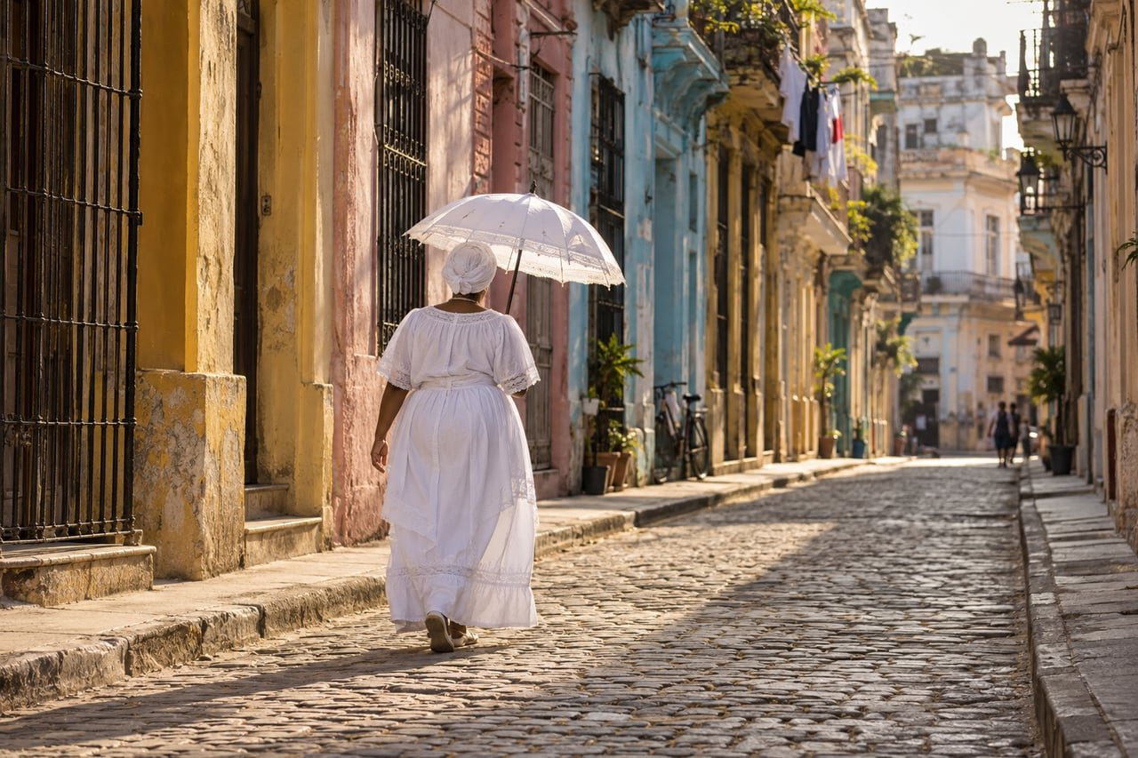 Persona vestida de blanco de espaldas durante su año de iyawó en una calle de La Habana Vieja, santería cubana