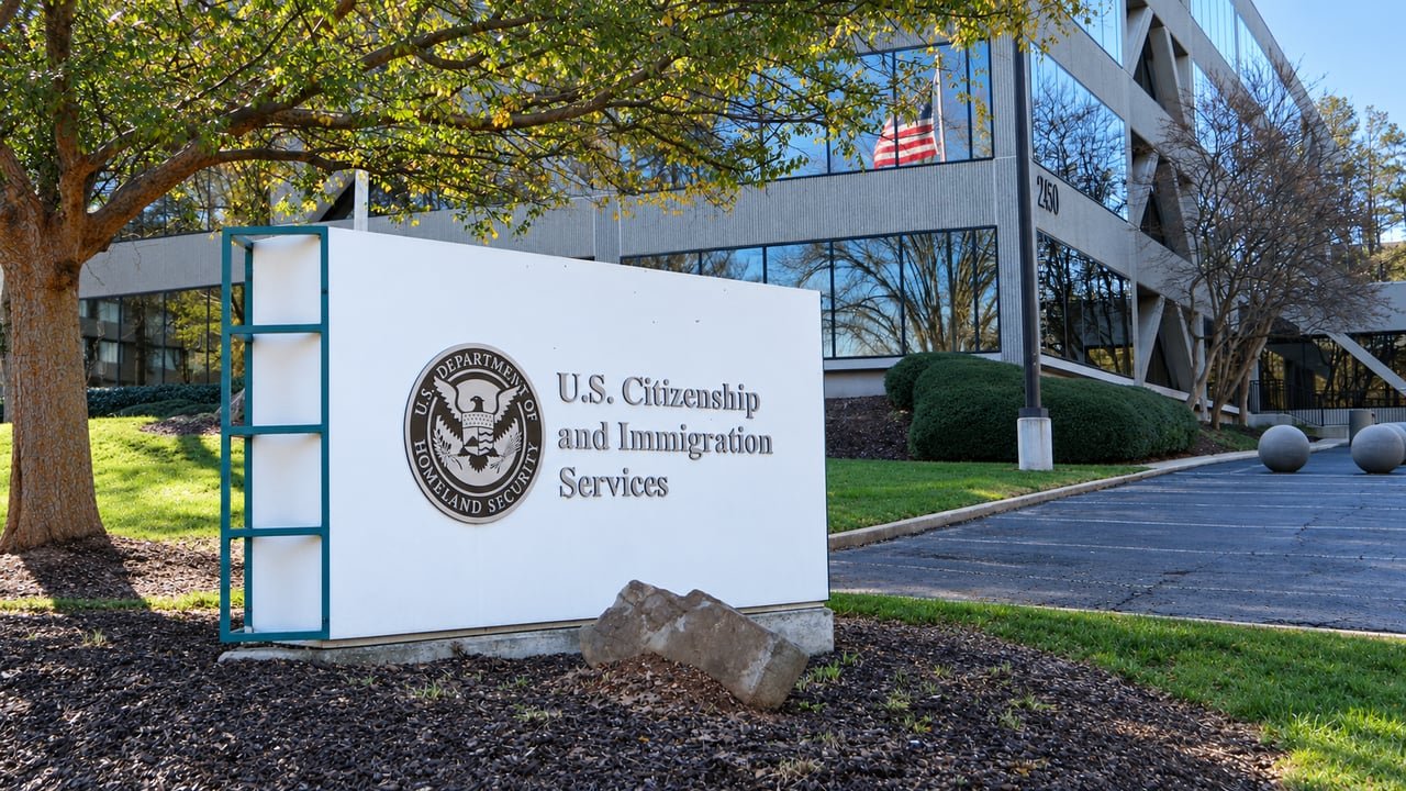 Entrada de una oficina de USCIS, la agencia que aprobó solo 139 residencias por la Ley de Ajuste Cubano entre abril y junio de 2026