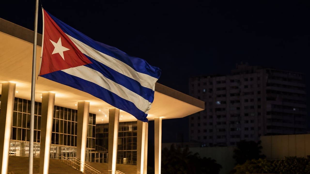 Centro de convenciones de La Habana iluminado durante la cumbre comunista mientras un barrio residencial cercano permanece a oscuras por los apagones en Cuba