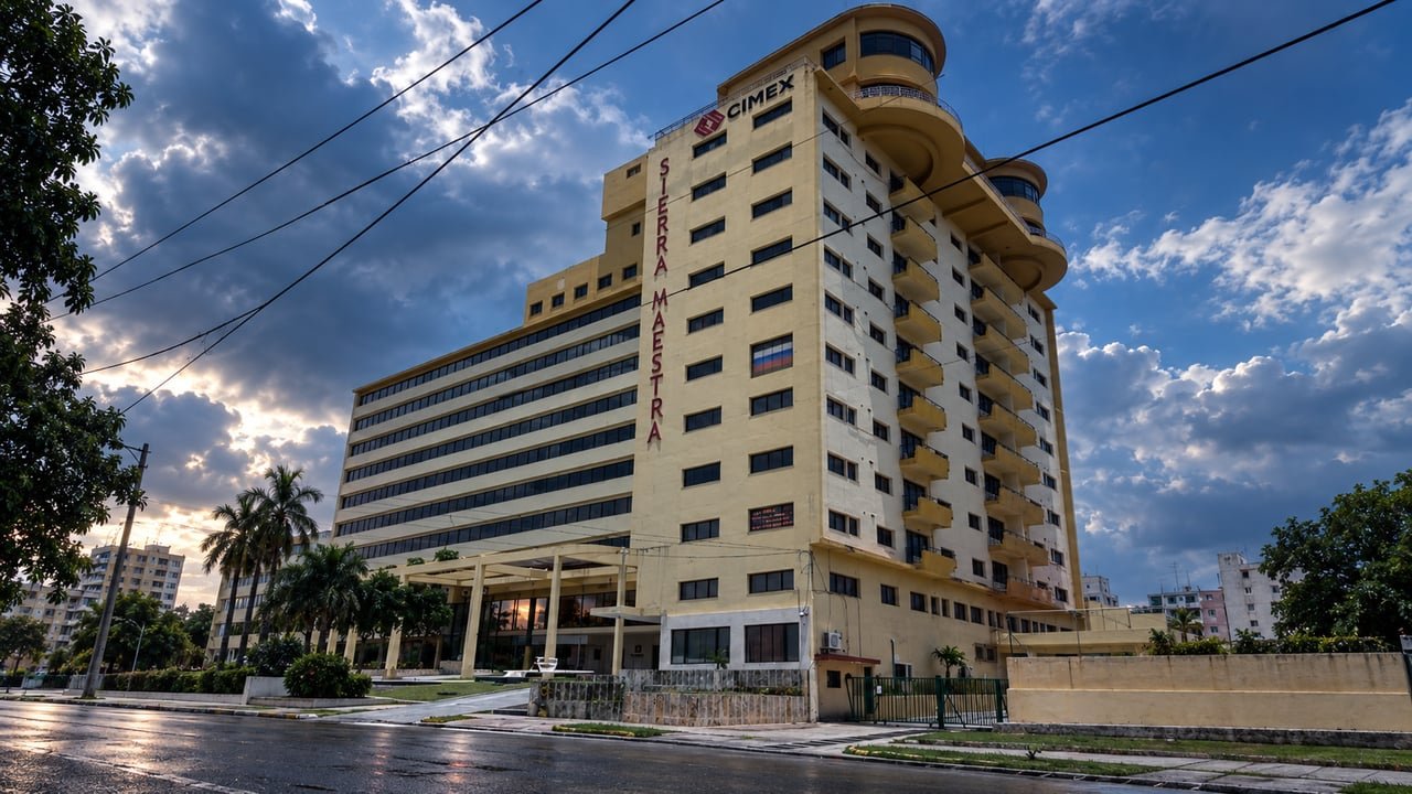Sede de CIMEX en La Habana con reflejos de código informático que aluden al ciberataque de BlackCat atribuido a hackers rusoparlantes