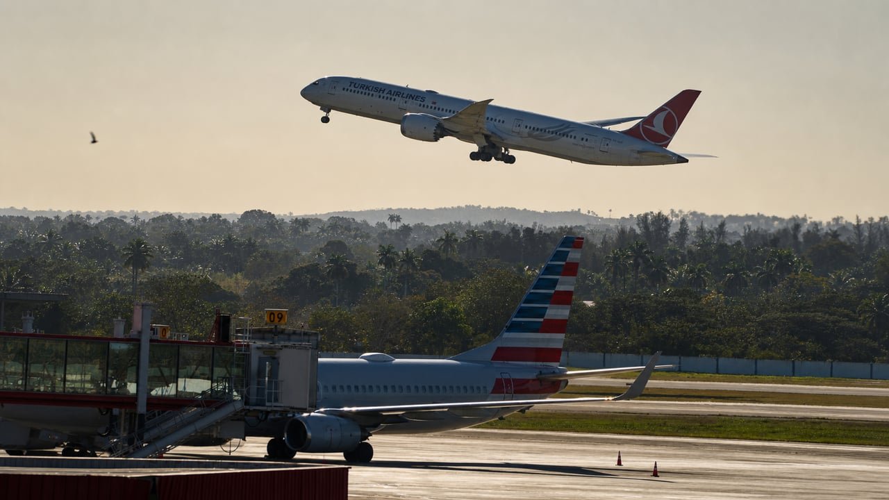 Avión de Turkish Airlines en el aeropuerto José Martí de La Habana, sobre la reapertura de la ruta Moscú-La Habana en octubre