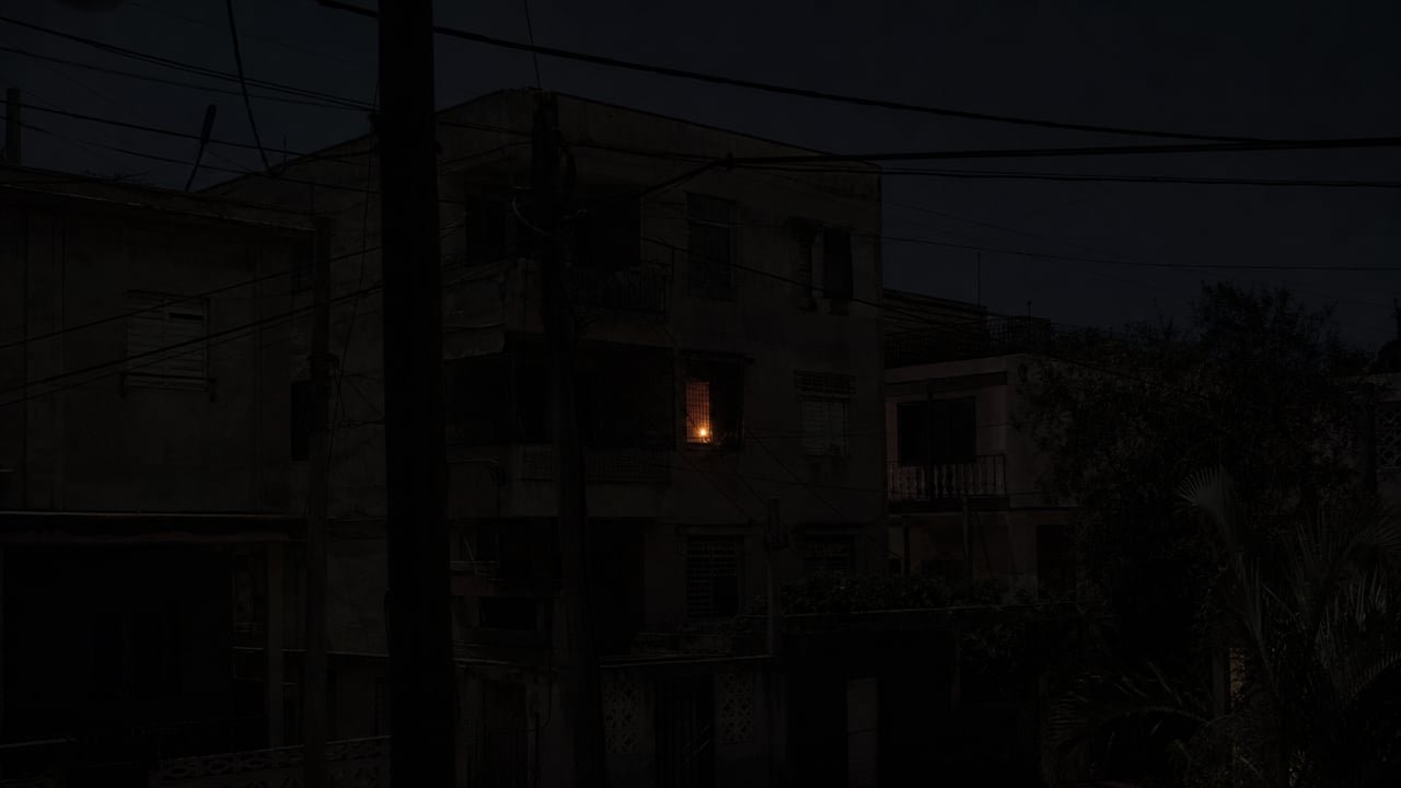 Calle a oscuras en La Habana durante un apagón, en medio de la crisis energética y la escasez de combustible en Cuba