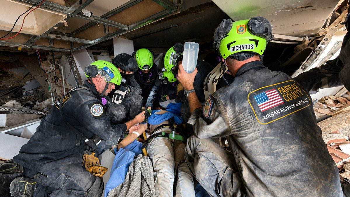 Rescatistas de Estados Unidos trabajan entre los escombros de un edificio derrumbado en La Guaira, Venezuela, tras el terremoto