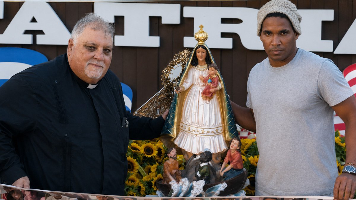 Estatua de la Virgen de la Caridad del Cobre rota sobre un altar junto al mar en Miami, símbolo del exilio de Luis Manuel Otero Alcántara