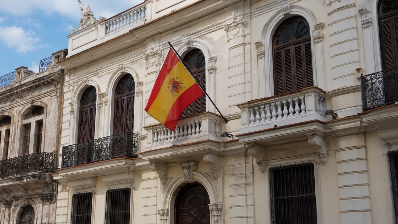 Fachada del Consulado General de España en La Habana, donde se tramita el primer pasaporte español para cubanos