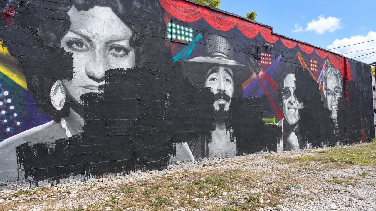 Mural de Celia Cruz y leyendas de la salsa tapado con pintura en la Calle Ocho de Miami