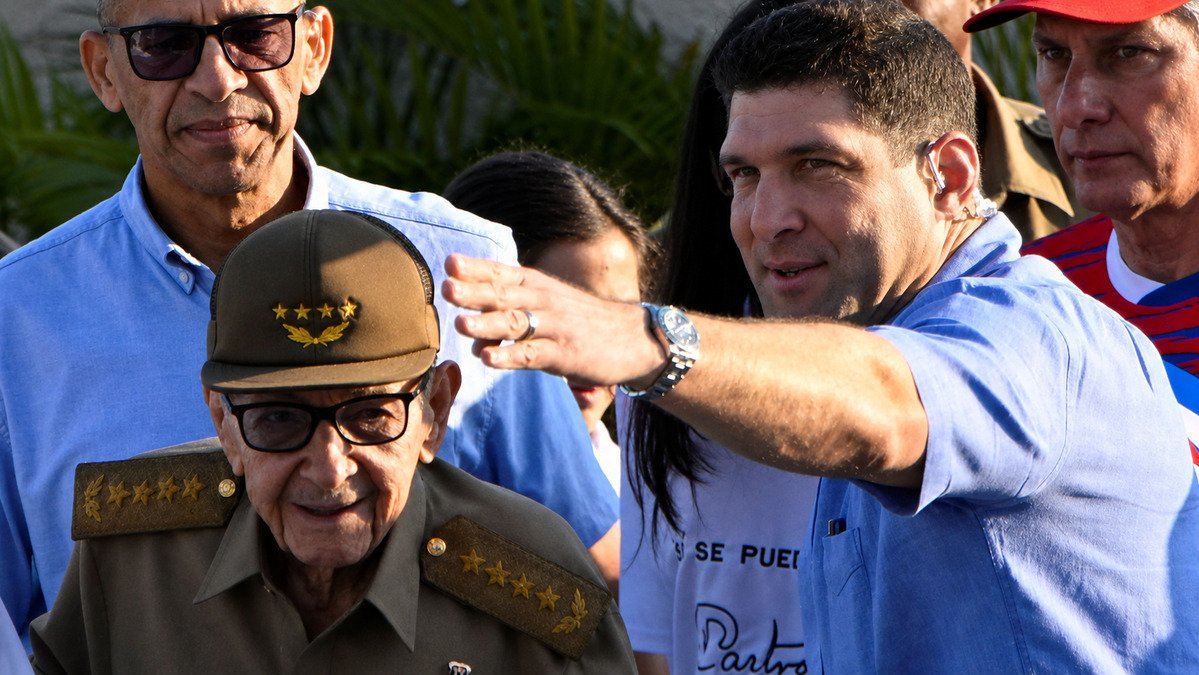 Cola frente a un puesto informal de cambio de divisas en La Habana en plena reforma económica de Cuba