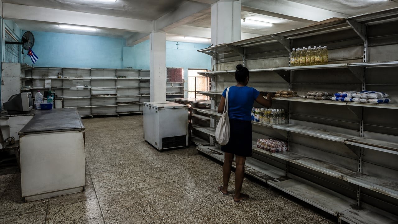 Anaqueles casi vacíos en un mercado estatal de Cuba en 2026, reflejo de la caída del PIB y la crisis económica