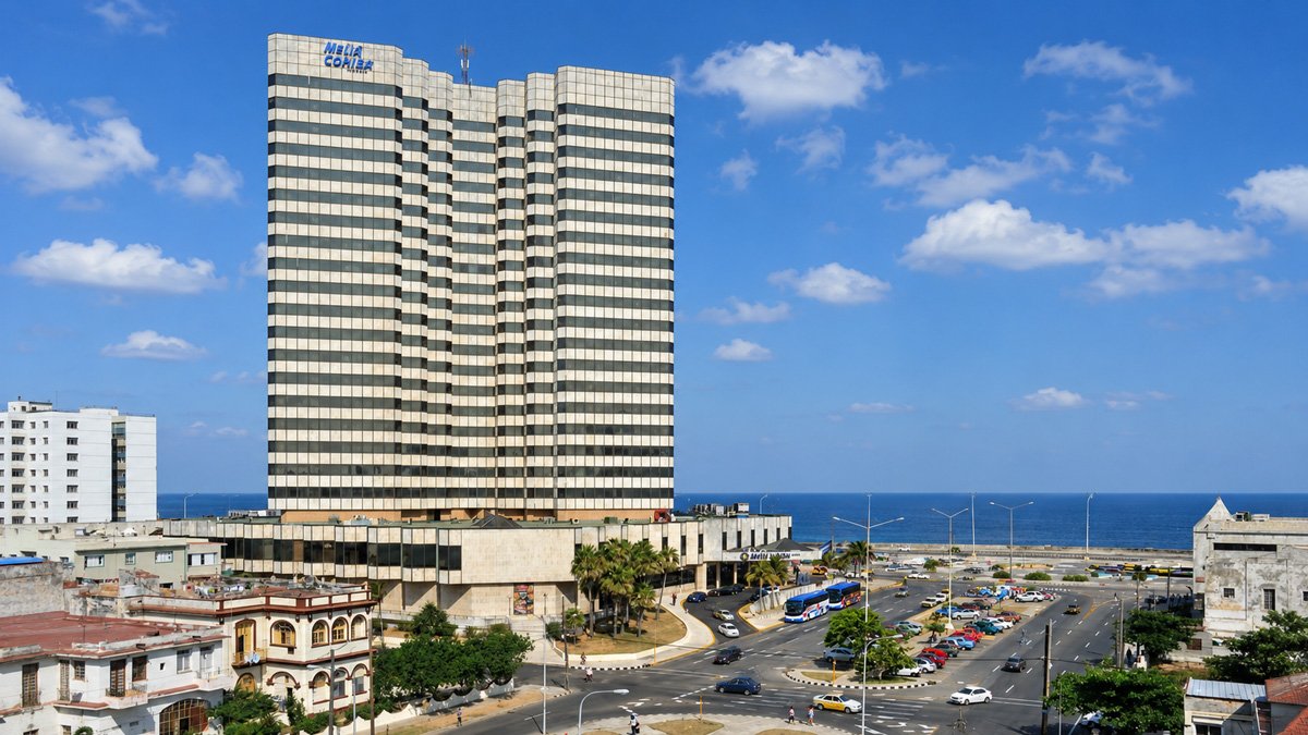 Fachada de un hotel de la cadena Meliá en La Habana al atardecer tras el anuncio del cese total de operaciones de Meliá en Cuba