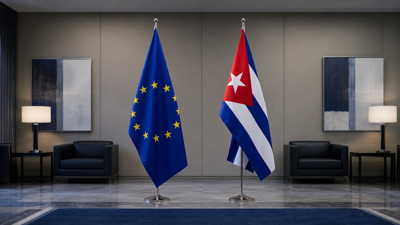 Banderas de la Unión Europea y de Cuba una junto a otra, símbolo de la exigencia europea al régimen cubano de romper con Rusia