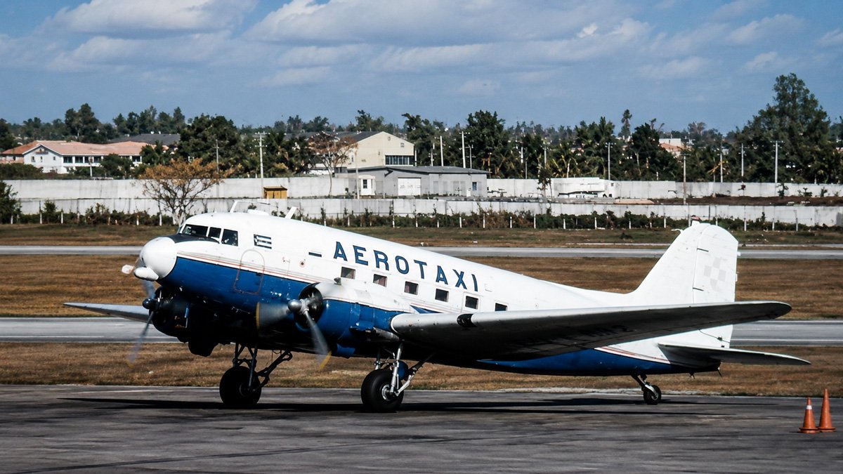 Avión DC-3 en una pista de Cayo Hueso al atardecer con banderas de Cuba y Estados Unidos, sobre el cubano liberado tras el secuestro aéreo de 2003