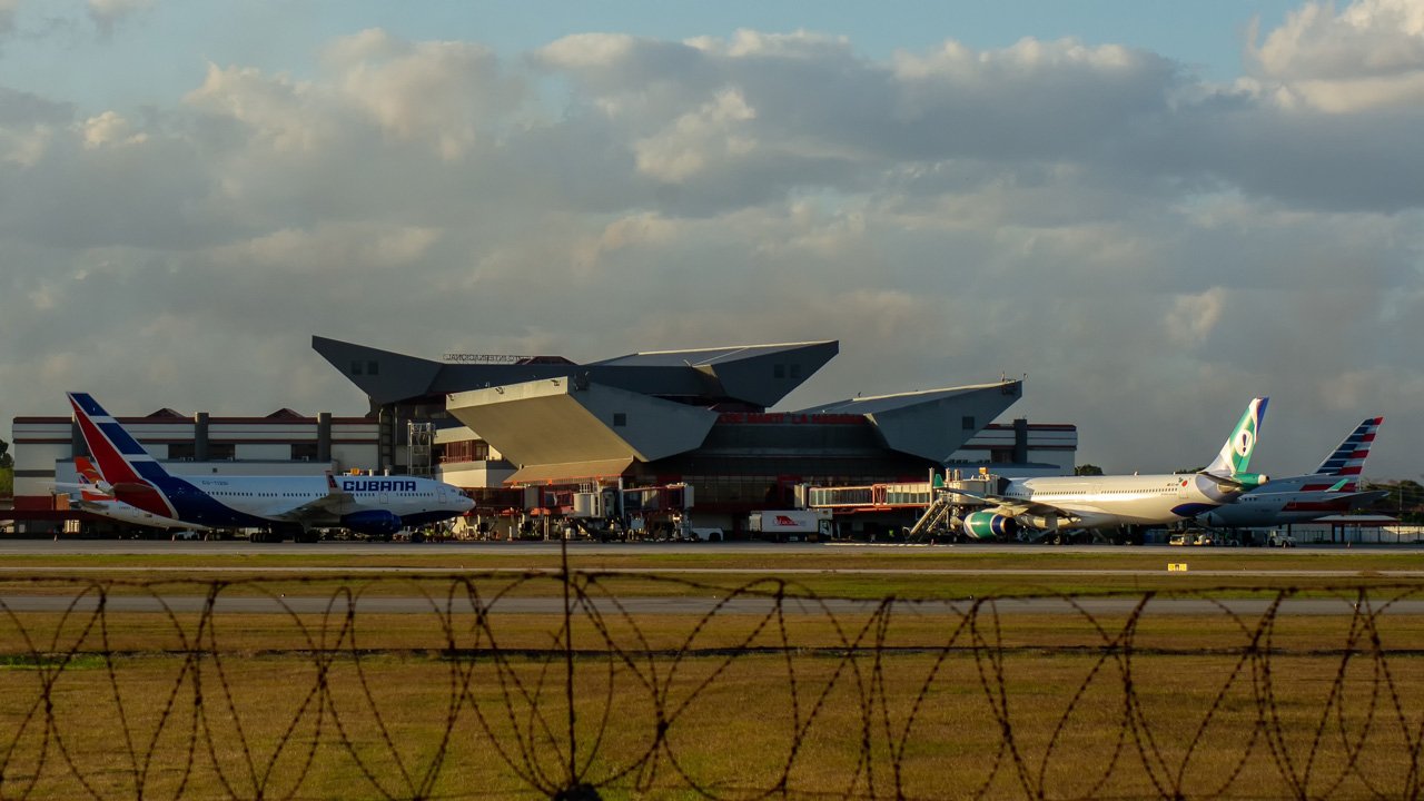 Pasajeros con maletas en la zona de llegadas de un aeropuerto de Cuba, símbolo de los distintos motivos de viaje que mide la ONEI en 2026
