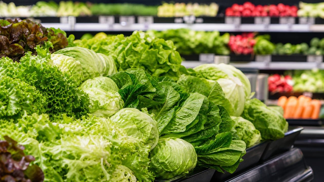Puesto de lechuga fresca en un supermercado de Estados Unidos durante el brote de ciclosporiasis