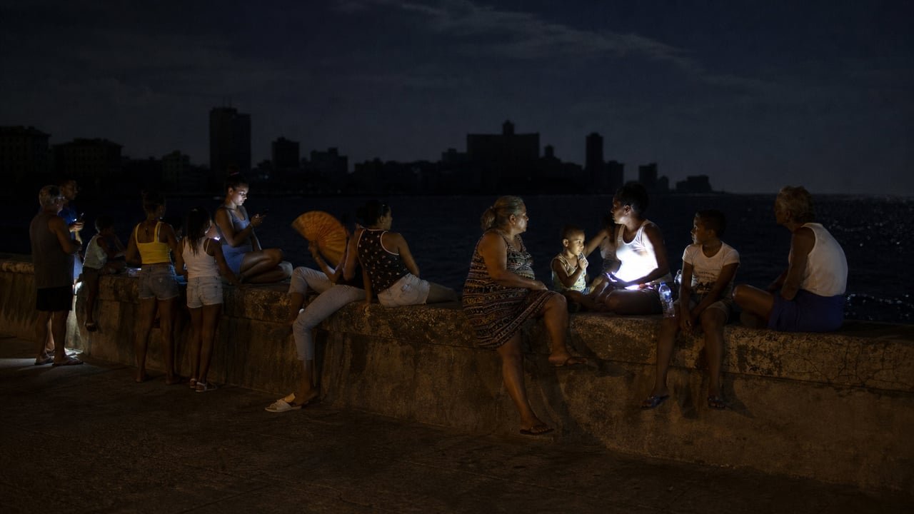 Familias cubanas junto al Malecón de La Habana durante un apagón nocturno en agosto de 2026
