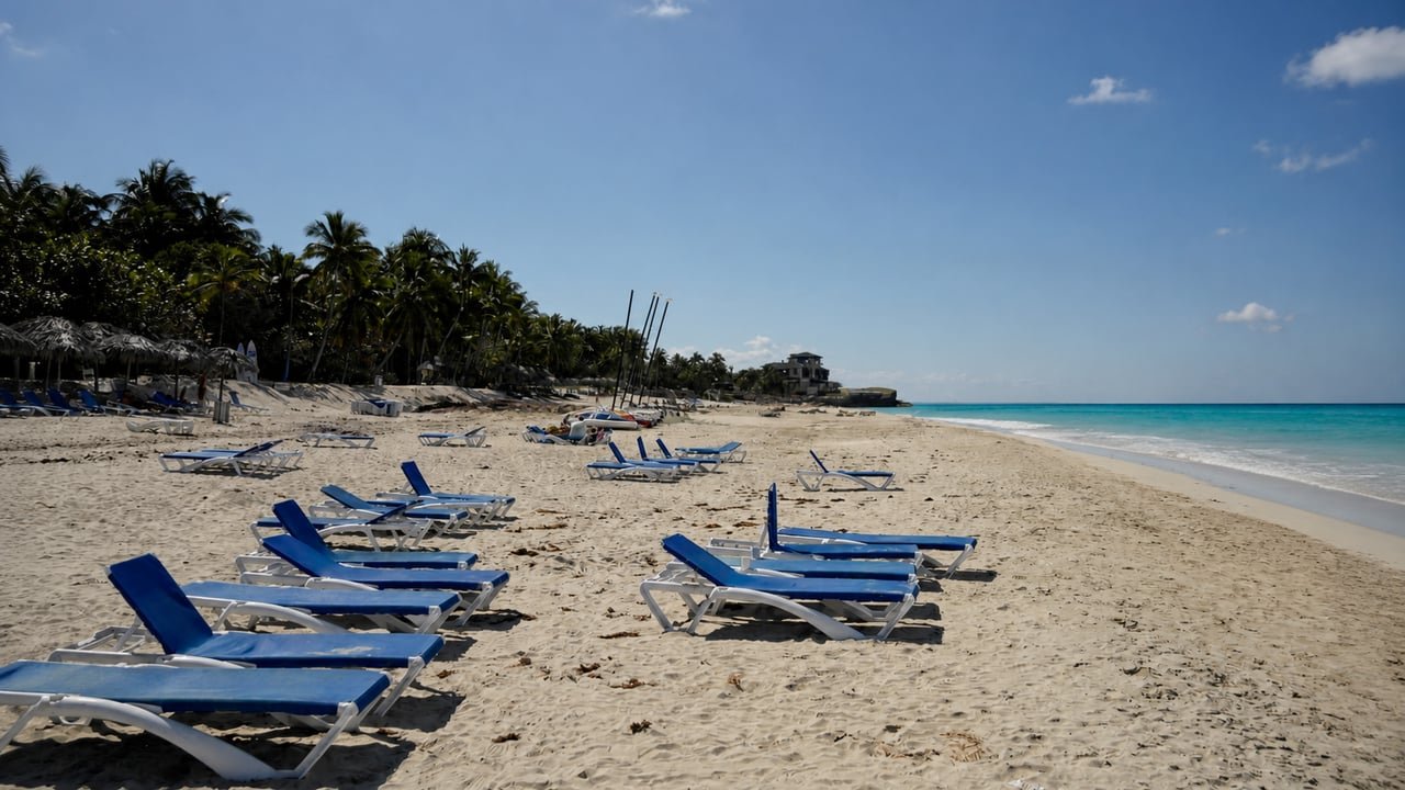 Tumbonas vacías en una playa de Cuba durante la crisis del turismo en 2026, sin bañistas ni huéspedes