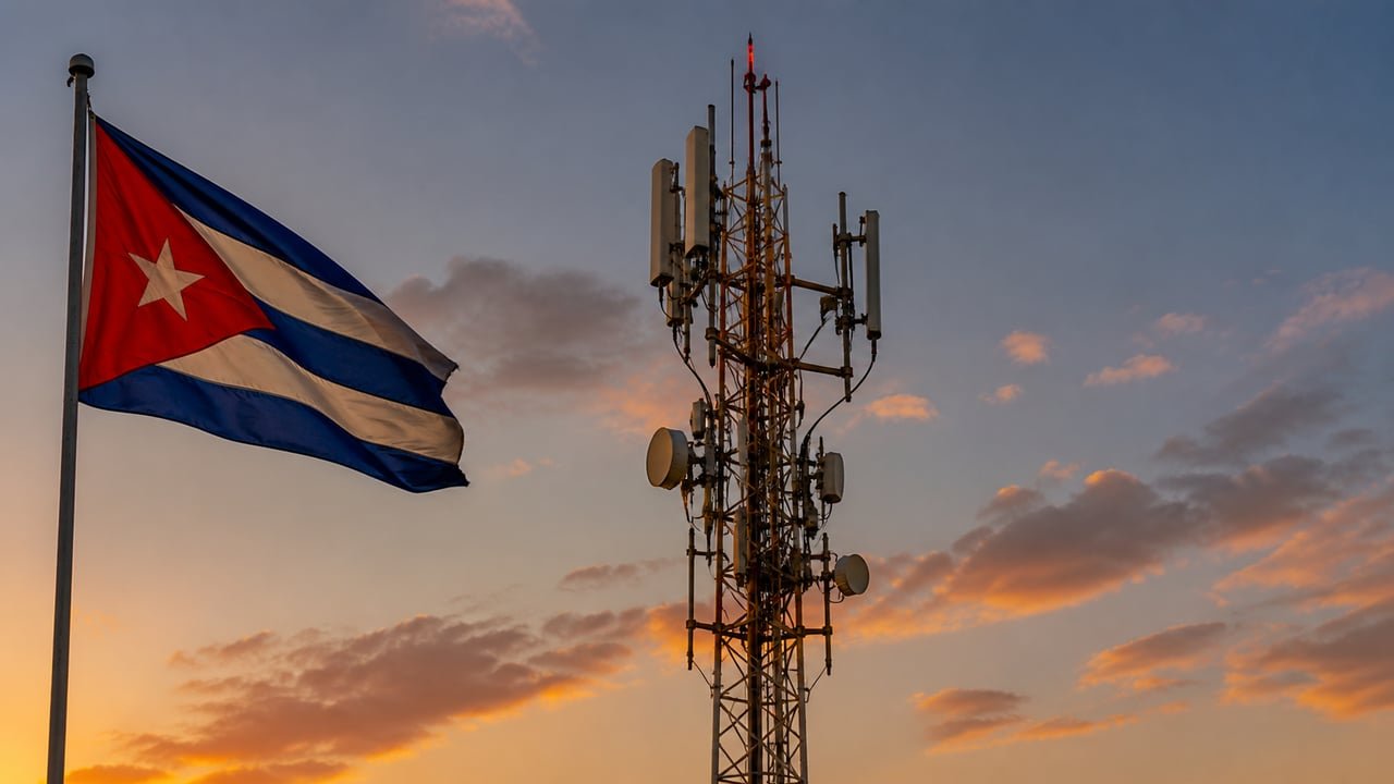 Antena de telecomunicaciones en Cuba junto a la bandera cubana, en referencia a la falsa alarma sísmica del 18 de agosto y la disputa entre ETECSA y el Servicio Sismológico Nacional