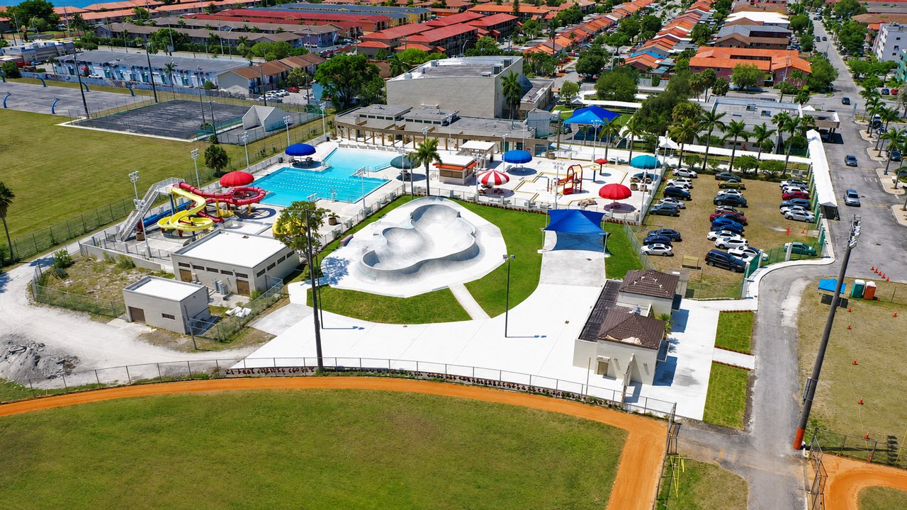 Piscina pública vacía y cerrada con cinta de seguridad, como el Bucky Dent Water Park de Hialeah suspendido por un permiso pendiente del Departamento de Salud de Florida