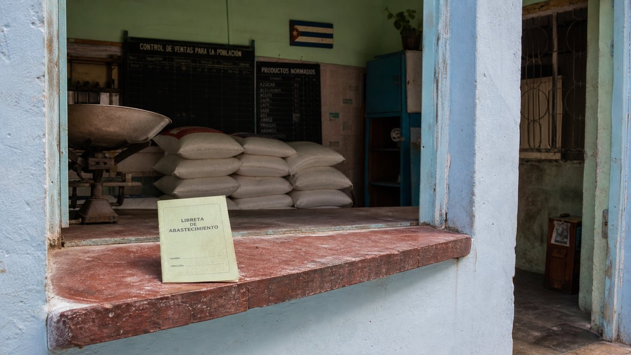 Bodega cubana con sacos de arroz entregados por el MINCIN en Cuba