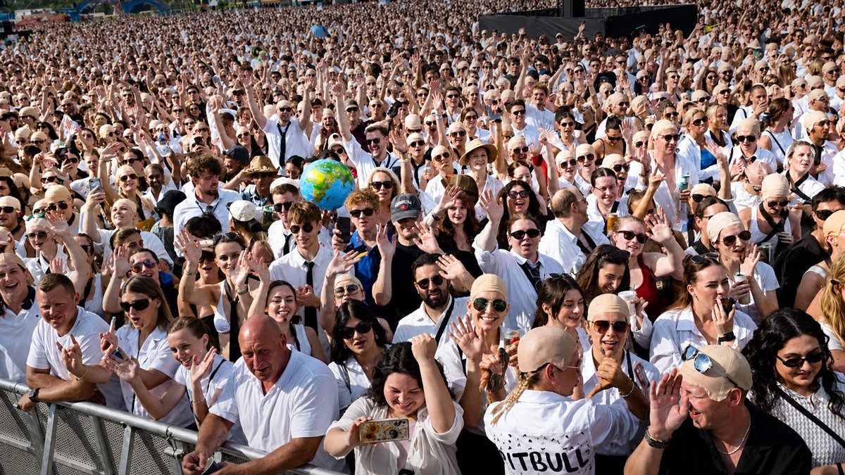 Pitbull sostiene el certificado del récord Guinness de calvas falsas logrado en Hyde Park