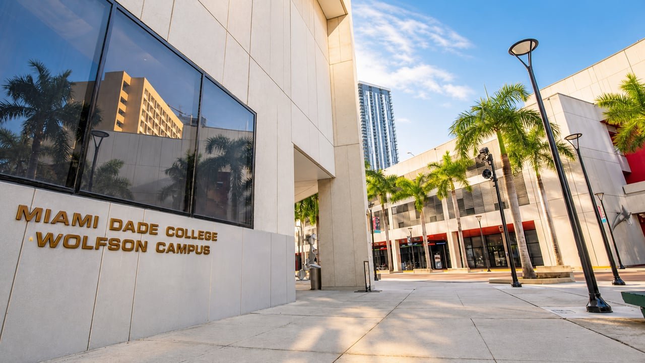 Entrada del campus Wolfson de Miami Dade College, sede de la feria de pasaportes en Miami