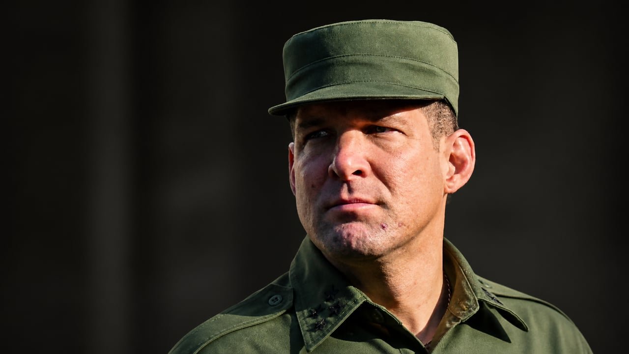 Retrato de Raúl Guillermo Rodríguez Castro, nieto de Raúl Castro conocido como El Cangrejo, con uniforme militar, en referencia al expediente del FBI sobre tráfico de migrantes cubanos