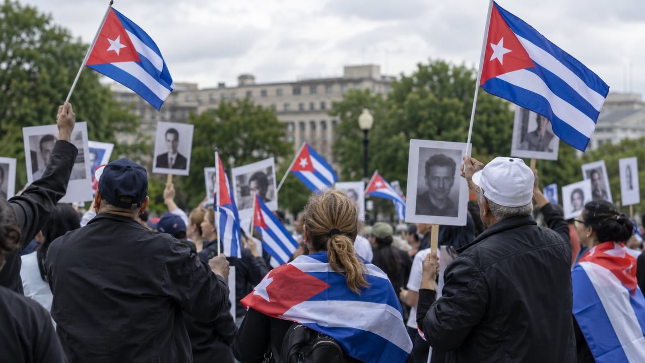 Cubanos en el exilio protestan con banderas cubanas cerca de la Casa Blanca en Washington