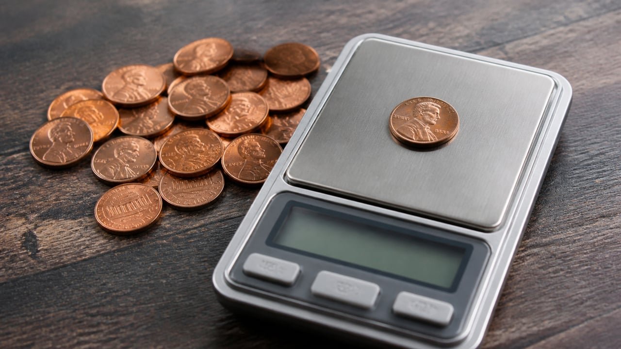 Centavos de 1982 sobre una báscula de precisión para comprobar si son la variante rara de cobre
