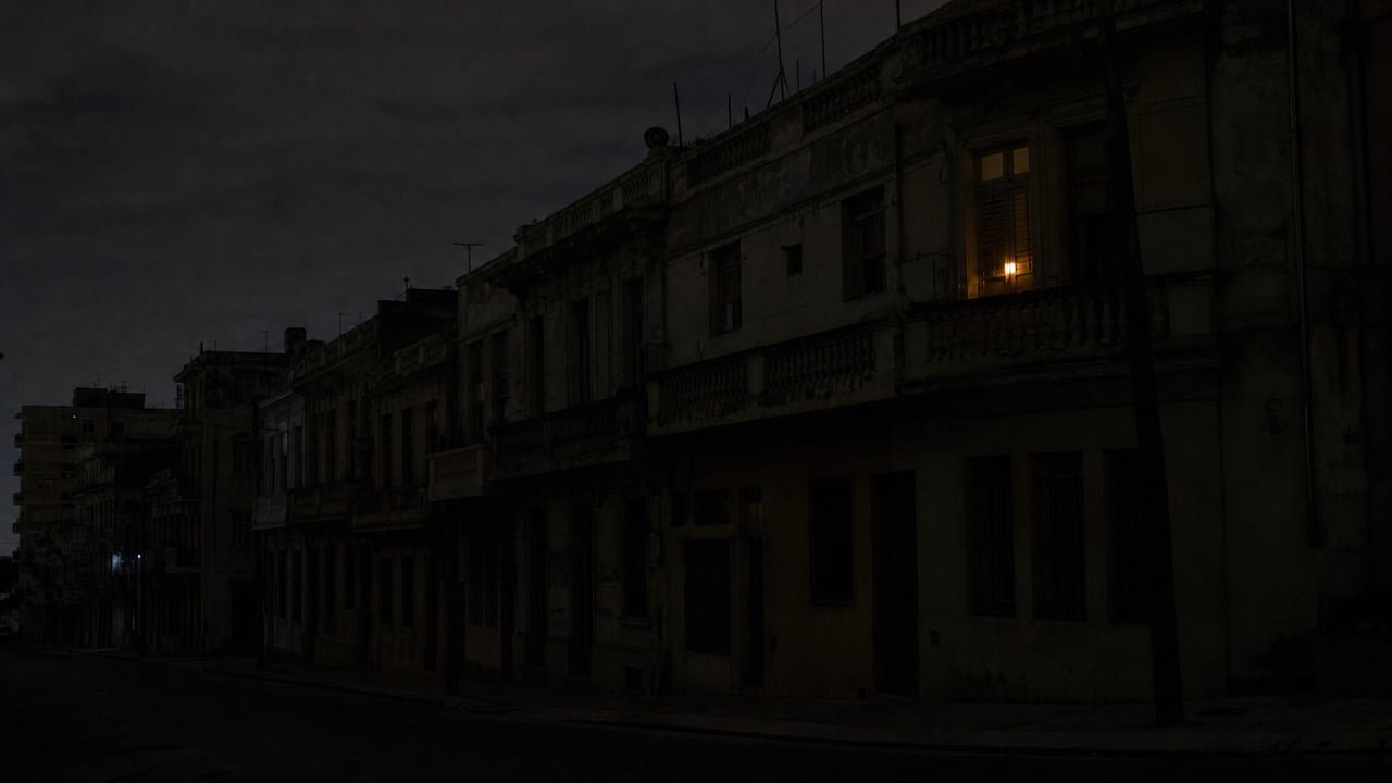 Calle de La Habana a oscuras durante un apagón de más de 35 horas mientras el déficit eléctrico bate récord en Cuba