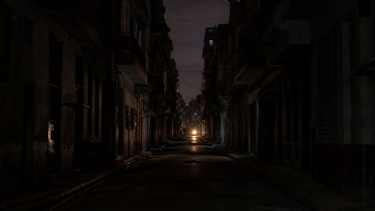 Calle residencial a oscuras en La Habana durante la rotación nocturna de apagones por municipios