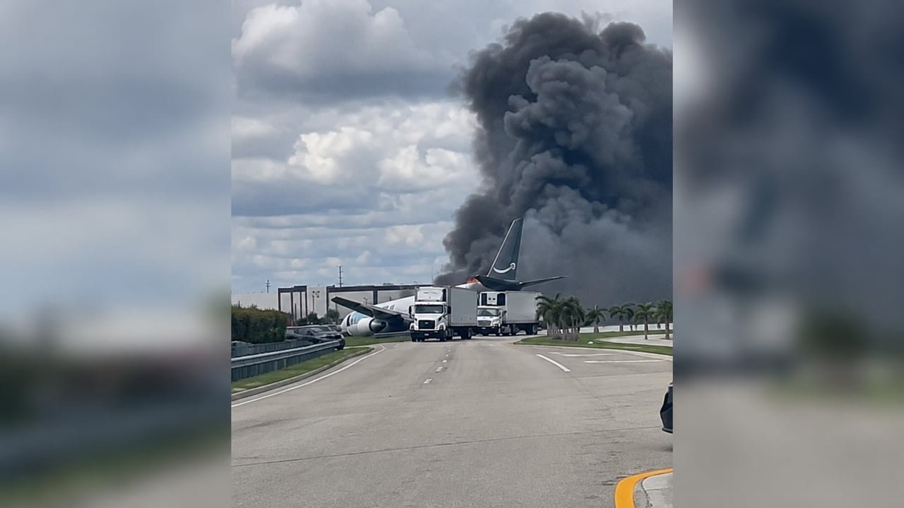 Bomberos combaten el incendio de un avión de carga que se salió de la pista en el aeropuerto de Miami