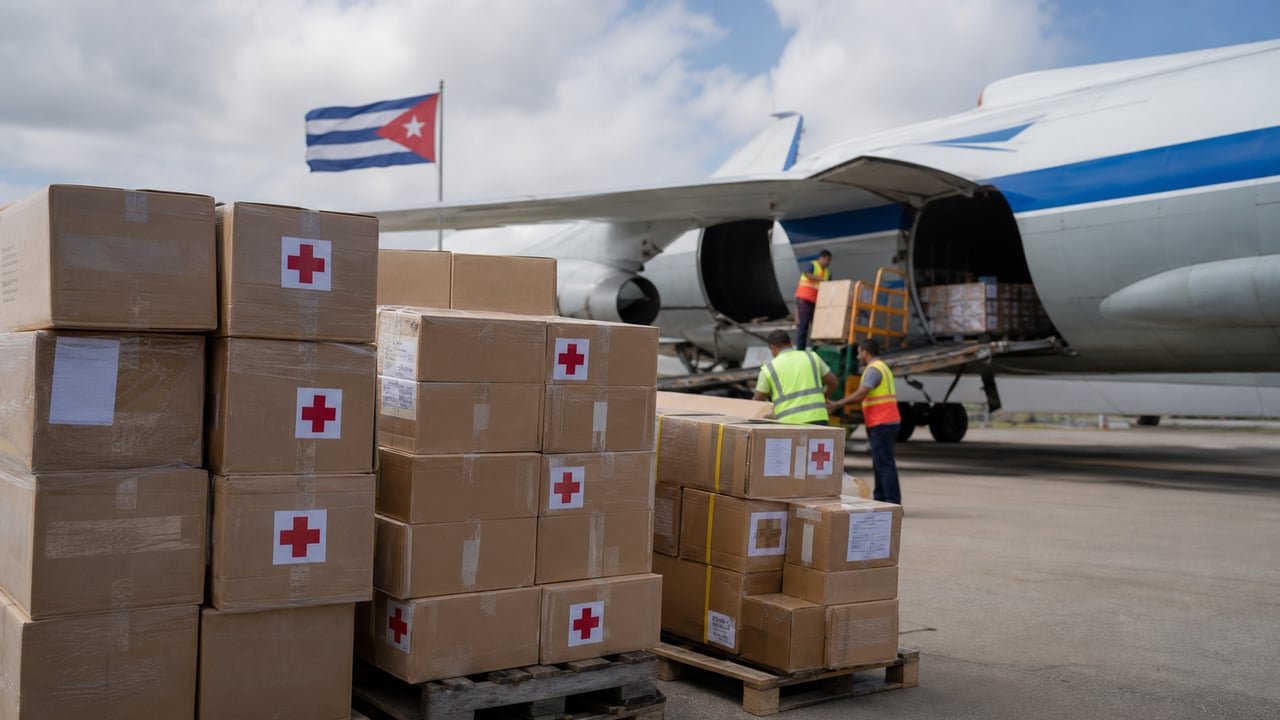 Suplementos prenatales en Cuba enviados por UNICEF como ayuda humanitaria descargados de un avión de carga