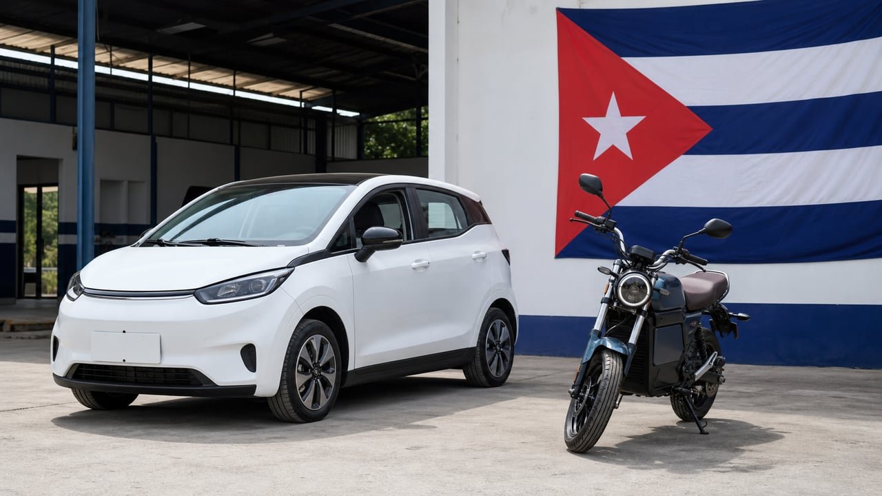 Comercializadora de vehículos en Cuba con un carro eléctrico y una motocicleta, en referencia al Decreto 163 sobre compra de autos, motos y triciclos