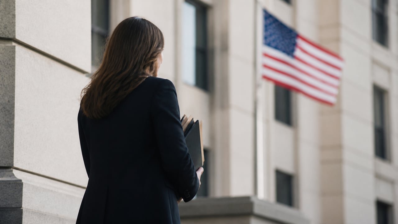 Persona sale de una oficina federal tras la entrevista de residencia sin recibir una respuesta inmediata de USCIS