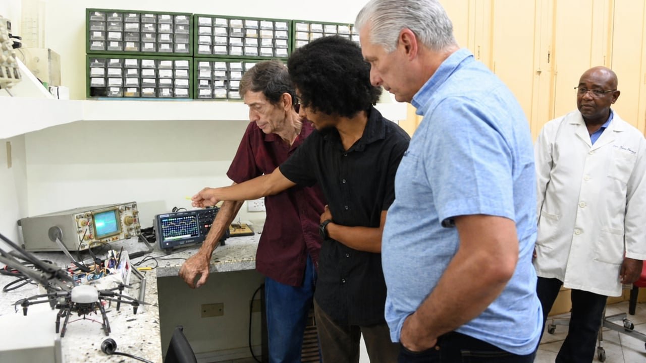 Miguel Díaz-Canel durante su visita al ICIMAF, donde se presentó un proyecto de drones agrícolas en medio de la crisis alimentaria en Cuba
