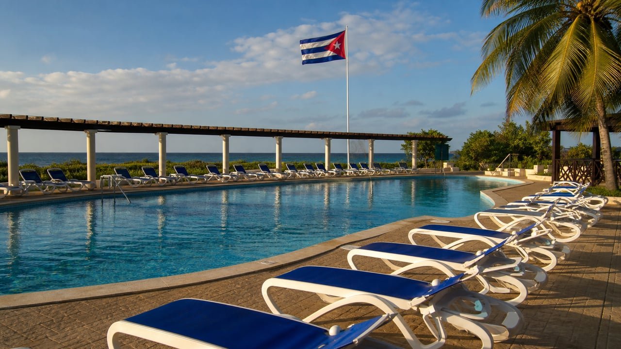 Piscina de hotel vacía en Varadero, Cuba, mientras Havanatur rebaja precios de turismo nacional