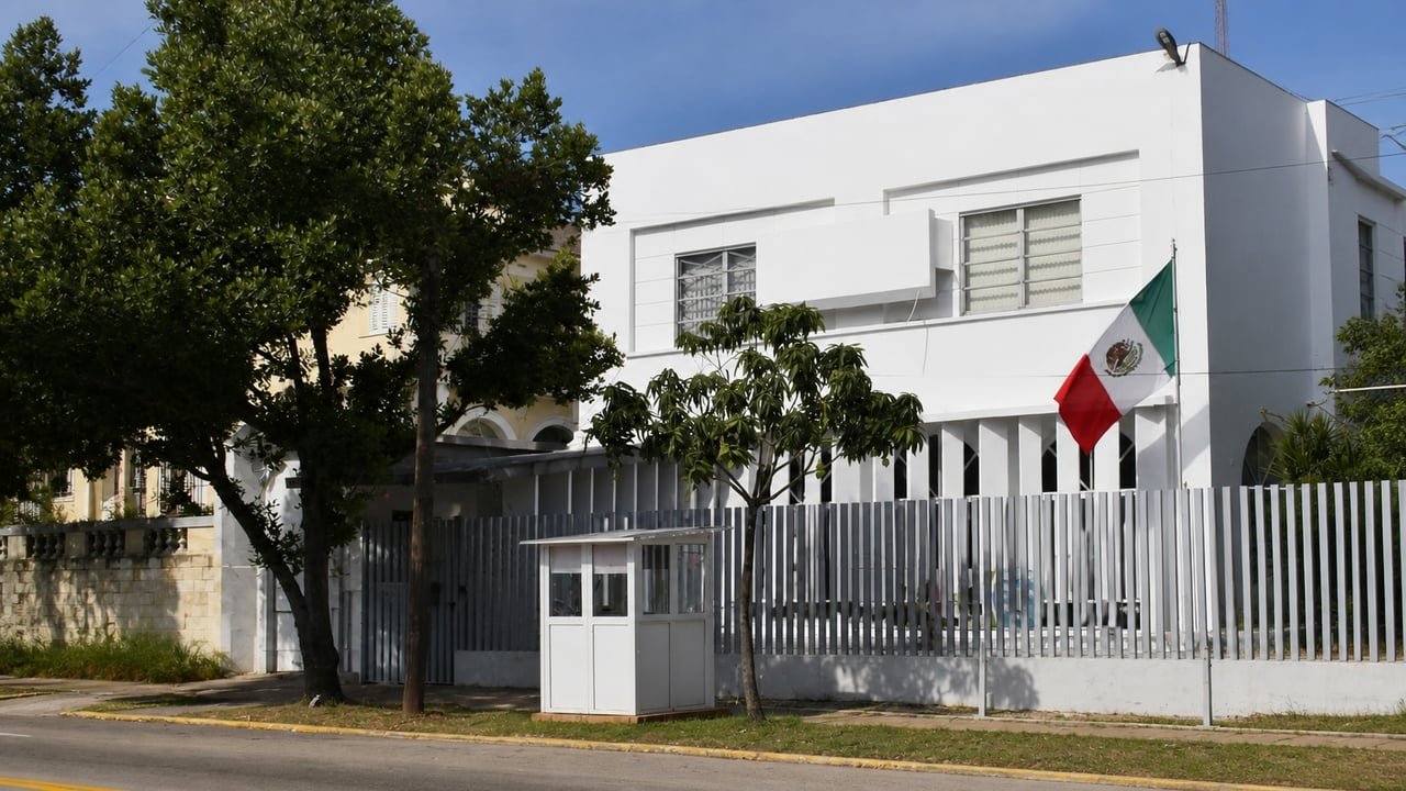 Fachada del Consulado de México en La Habana, Cuba, con bandera mexicana