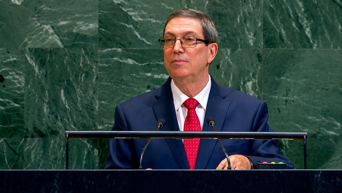 Buques de guerra en el horizonte frente a una costa cubana a oscuras, símbolo de la tensión militar entre Cuba y Estados Unidos