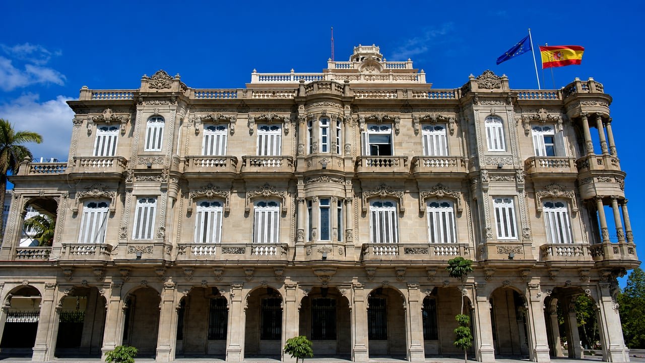 Fachada del Palacio de Velasco, sede de la Embajada de España en La Habana, tras el anuncio de nuevos destinos consulares para agosto de 2026