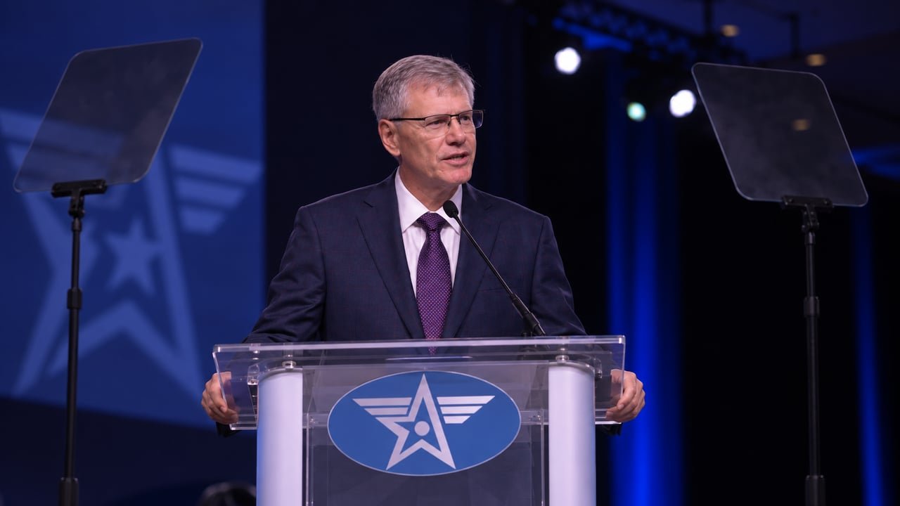 Troy Meink, secretario de la Fuerza Aérea de EE. UU., durante el anuncio de armas de control espacial en órbita en la conferencia Air, Space & Cyber 2026
