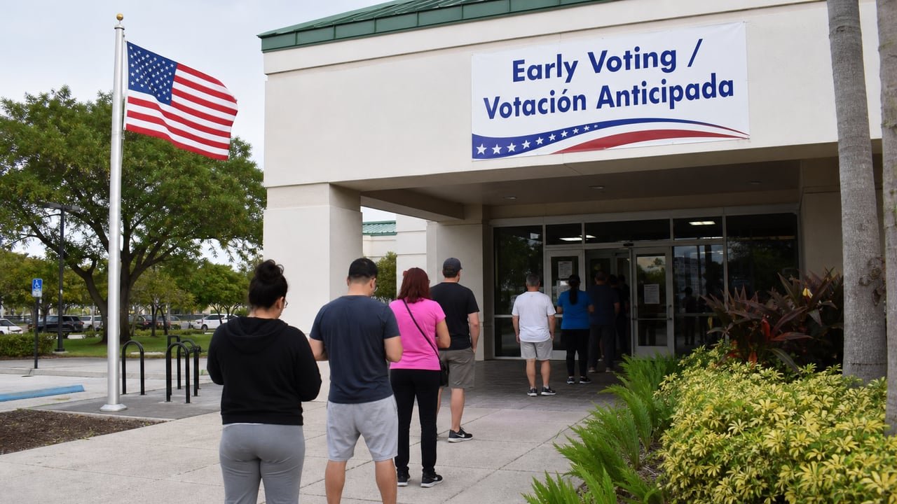 Votantes hacen fila en un centro de votación anticipada de Miami-Dade durante las primarias de Florida 2026