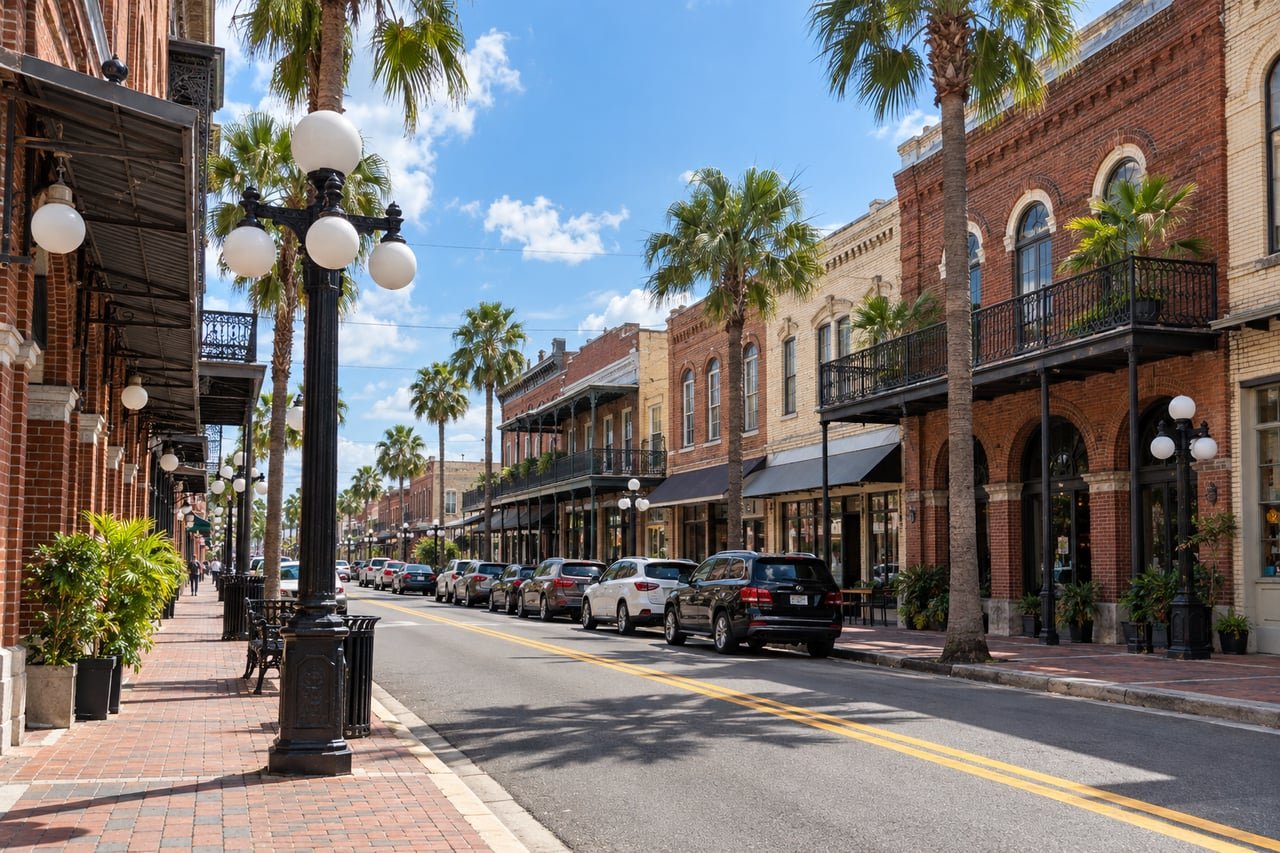 Calle histórica de Ybor City en Tampa con edificios de ladrillo rojo y balcones de hierro forjado