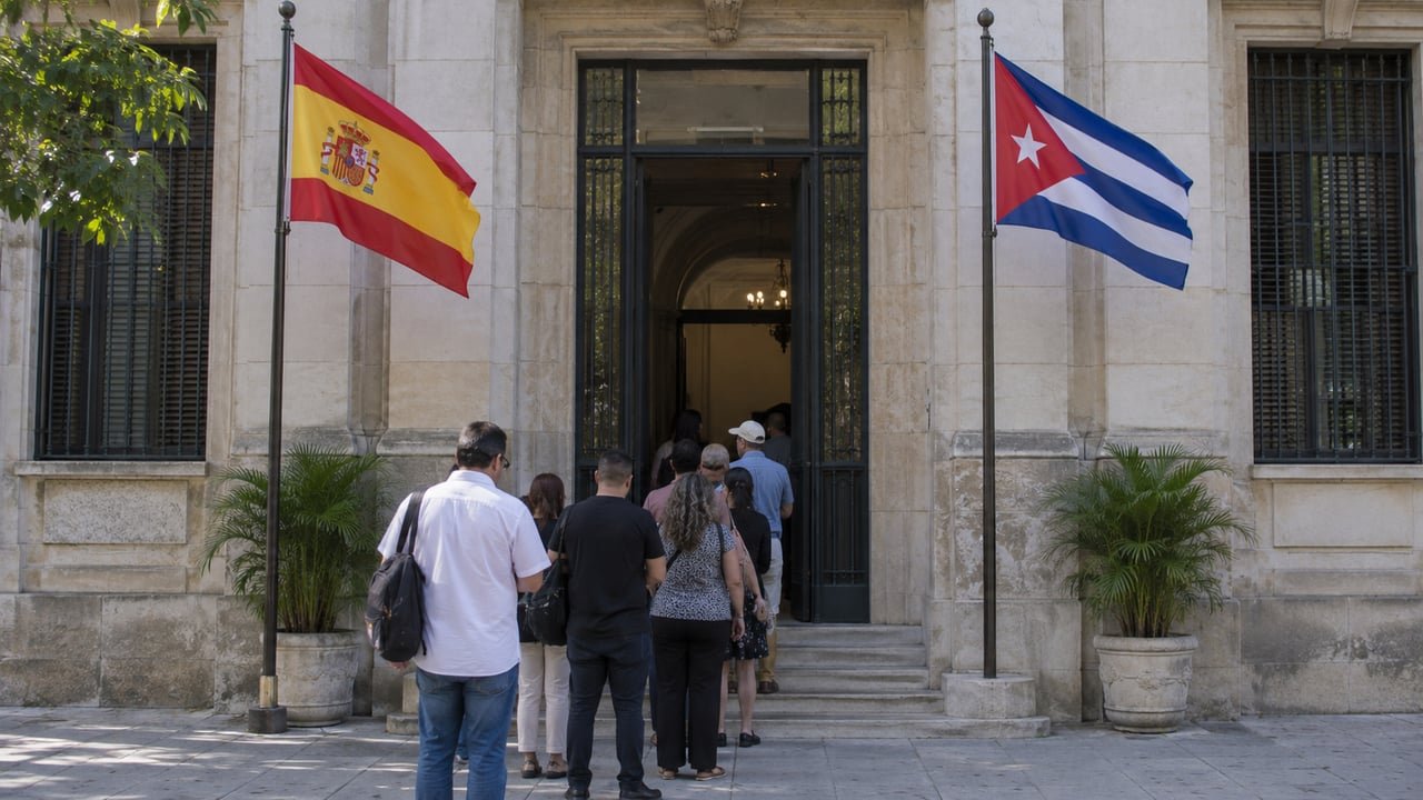 Fachada del nuevo centro de visados de España en Cuba, en La Habana, con las banderas de España y Cuba