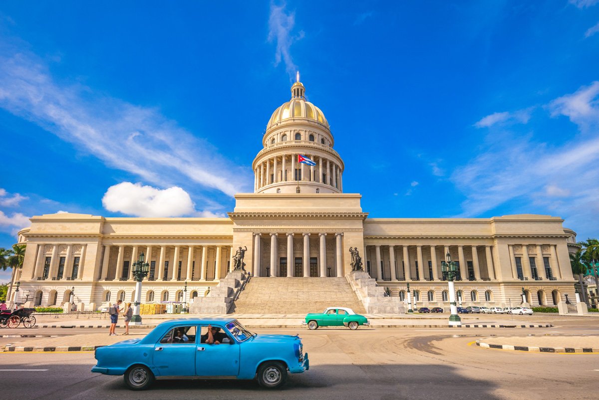 Salón de sesiones vacío con la bandera de Cuba antes de la Asamblea Nacional del 29 de julio