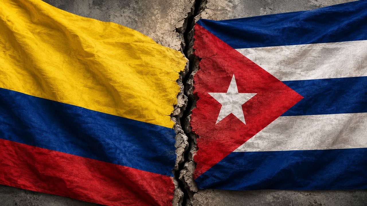 Banderas de Colombia y Cuba junto a la puerta cerrada de una sede diplomática, símbolo de la ruptura de relaciones anunciada por Abelardo de la Espriella